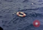 Standbild US Submarine rettet japanischen Überlebenden auf See Pazifik, 1945, aus Sekunde 33 historischem Filmmaterial Videoclip 65675052639