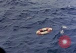 Standbild US Submarine rettet japanischen Überlebenden auf See Pazifik, 1945, aus Sekunde 34 historischem Filmmaterial Videoclip 65675052639