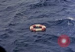 Standbild US Submarine rettet japanischen Überlebenden auf See Pazifik, 1945, aus Sekunde 35 historischem Filmmaterial Videoclip 65675052639