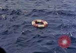 Standbild US Submarine rettet japanischen Überlebenden auf See Pazifik, 1945, aus Sekunde 36 historischem Filmmaterial Videoclip 65675052639