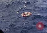 Standbild US Submarine rettet japanischen Überlebenden auf See Pazifik, 1945, aus Sekunde 37 historischem Filmmaterial Videoclip 65675052639