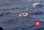 Standbild US Submarine rettet japanischen Überlebenden auf See Pazifik, 1945, aus Sekunde 38 historischem Filmmaterial Videoclip 65675052639