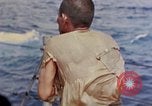 Standbild US Submarine rettet japanischen Überlebenden auf See Pazifik, 1945, aus Sekunde 39 historischem Filmmaterial Videoclip 65675052639