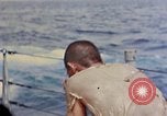 Standbild US Submarine rettet japanischen Überlebenden auf See Pazifik, 1945, aus Sekunde 40 historischem Filmmaterial Videoclip 65675052639