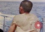 Standbild US Submarine rettet japanischen Überlebenden auf See Pazifik, 1945, aus Sekunde 41 historischem Filmmaterial Videoclip 65675052639