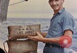 Standbild US Submarine rettet japanischen Überlebenden auf See Pazifik, 1945, aus Sekunde 51 historischem Filmmaterial Videoclip 65675052639