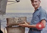Standbild US Submarine rettet japanischen Überlebenden auf See Pazifik, 1945, aus Sekunde 52 historischem Filmmaterial Videoclip 65675052639