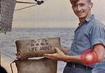 Standbild US Submarine rettet japanischen Überlebenden auf See Pazifik, 1945, aus Sekunde 53 historischem Filmmaterial Videoclip 65675052639