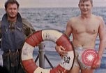 Standbild US Submarine rettet japanischen Überlebenden auf See Pazifik, 1945, aus Sekunde 54 historischem Filmmaterial Videoclip 65675052639