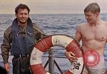 Standbild US Submarine rettet japanischen Überlebenden auf See Pazifik, 1945, aus Sekunde 55 historischem Filmmaterial Videoclip 65675052639