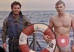 Standbild US Submarine rettet japanischen Überlebenden auf See Pazifik, 1945, aus Sekunde 56 historischem Filmmaterial Videoclip 65675052639