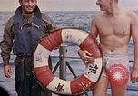 Standbild US Submarine rettet japanischen Überlebenden auf See Pazifik, 1945, aus Sekunde 57 historischem Filmmaterial Videoclip 65675052639