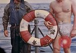 Standbild US Submarine rettet japanischen Überlebenden auf See Pazifik, 1945, aus Sekunde 58 historischem Filmmaterial Videoclip 65675052639