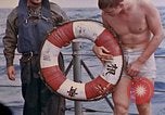 Standbild US Submarine rettet japanischen Überlebenden auf See Pazifik, 1945, aus Sekunde 59 historischem Filmmaterial Videoclip 65675052639