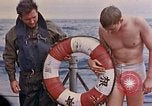 Standbild US Submarine rettet japanischen Überlebenden auf See Pazifik, 1945, aus Sekunde 60 historischem Filmmaterial Videoclip 65675052639
