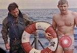 Standbild US Submarine rettet japanischen Überlebenden auf See Pazifik, 1945, aus Sekunde 61 historischem Filmmaterial Videoclip 65675052639