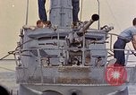 Standbild US Submarine rettet japanischen Überlebenden auf See Pazifik, 1945, aus Sekunde 62 historischem Filmmaterial Videoclip 65675052639