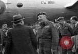 Image Clement Attlee R Berlin Allemagne Gatow Airport, 1945, de la seconde 56 séquences d'archives historiques vidéo 65675052647