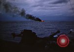 Standbild Japanische Schiff Brennen von Amerikanischen u-boot Angriff Palau Inseln, 1945, aus Sekunde 8 historischem Filmmaterial Videoclip 65675052652