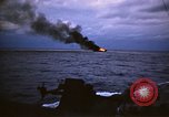 Standbild Japanische Schiff Brennen von Amerikanischen u-boot Angriff Palau Inseln, 1945, aus Sekunde 20 historischem Filmmaterial Videoclip 65675052652