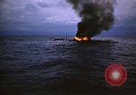 Standbild Japanische Schiff Brennen von Amerikanischen u-boot Angriff Palau Inseln, 1945, aus Sekunde 28 historischem Filmmaterial Videoclip 65675052652