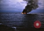 Standbild Japanische Schiff Brennen von Amerikanischen u-boot Angriff Palau Inseln, 1945, aus Sekunde 32 historischem Filmmaterial Videoclip 65675052652