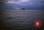 Standbild Japanische Schiff Brennen von Amerikanischen u-boot Angriff Palau Inseln, 1945, aus Sekunde 47 historischem Filmmaterial Videoclip 65675052652
