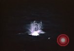 Standbild US Navy u-boot Torpedos markante Japanischen Schiff Palau Inseln, 1945, aus Sekunde 7 historischem Filmmaterial Videoclip 65675052654