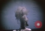 Standbild US Navy u-boot Torpedos markante Japanischen Schiff Palau Inseln, 1945, aus Sekunde 32 historischem Filmmaterial Videoclip 65675052654