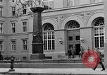 Standbild russischen Beamten Potsdam Deutschland, 1945, aus Sekunde 53 historischem Filmmaterial Videoclip 65675052660