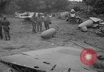 Standbild Japanisches Baka-Selbstmordbombenflugzeug Okinawa Ryukyu Inseln, 1945, aus Sekunde 6 historischem Filmmaterial Videoclip 65675052675