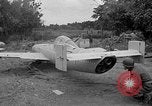 Standbild Japanisches Baka-Selbstmordbombenflugzeug Okinawa Ryukyu Inseln, 1945, aus Sekunde 38 historischem Filmmaterial Videoclip 65675052675
