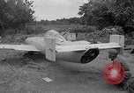 Standbild Japanisches Baka-Selbstmordbombenflugzeug Okinawa Ryukyu Inseln, 1945, aus Sekunde 41 historischem Filmmaterial Videoclip 65675052675