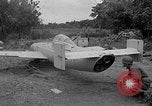 Standbild Japanisches Baka-Selbstmordbombenflugzeug Okinawa Ryukyu Inseln, 1945, aus Sekunde 42 historischem Filmmaterial Videoclip 65675052675