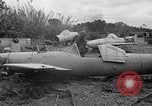 Standbild Japanisches Baka-Selbstmordbombenflugzeug Okinawa Ryukyu Inseln, 1945, aus Sekunde 48 historischem Filmmaterial Videoclip 65675052675