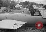 Standbild Japanisches Baka-Selbstmordbombenflugzeug Okinawa Ryukyu Inseln, 1945, aus Sekunde 56 historischem Filmmaterial Videoclip 65675052675