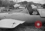 Standbild Japanisches Baka-Selbstmordbombenflugzeug Okinawa Ryukyu Inseln, 1945, aus Sekunde 58 historischem Filmmaterial Videoclip 65675052675
