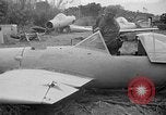 Standbild Japanisches Baka-Selbstmordbombenflugzeug Okinawa Ryukyu Inseln, 1945, aus Sekunde 59 historischem Filmmaterial Videoclip 65675052675