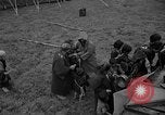 Immagine di Le truppe statunitensi internano i civili a Okinawa Okinawa isole Ryukyu, 1945, secondo 13 filmato di repertorio 65675052676