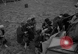Immagine di Le truppe statunitensi internano i civili a Okinawa Okinawa isole Ryukyu, 1945, secondo 14 filmato di repertorio 65675052676