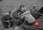 Immagine di Le truppe statunitensi internano i civili a Okinawa Okinawa isole Ryukyu, 1945, secondo 15 filmato di repertorio 65675052676