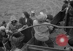 Immagine di Le truppe statunitensi internano i civili a Okinawa Okinawa isole Ryukyu, 1945, secondo 17 filmato di repertorio 65675052676