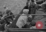 Immagine di Le truppe statunitensi internano i civili a Okinawa Okinawa isole Ryukyu, 1945, secondo 18 filmato di repertorio 65675052676
