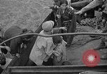 Immagine di Le truppe statunitensi internano i civili a Okinawa Okinawa isole Ryukyu, 1945, secondo 19 filmato di repertorio 65675052676
