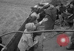 Immagine di Le truppe statunitensi internano i civili a Okinawa Okinawa isole Ryukyu, 1945, secondo 22 filmato di repertorio 65675052676