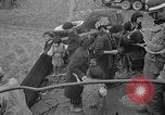Immagine di Le truppe statunitensi internano i civili a Okinawa Okinawa isole Ryukyu, 1945, secondo 25 filmato di repertorio 65675052676