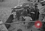 Immagine di Le truppe statunitensi internano i civili a Okinawa Okinawa isole Ryukyu, 1945, secondo 26 filmato di repertorio 65675052676