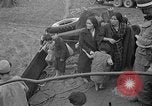 Immagine di Le truppe statunitensi internano i civili a Okinawa Okinawa isole Ryukyu, 1945, secondo 27 filmato di repertorio 65675052676
