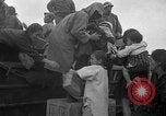 Immagine di Le truppe statunitensi internano i civili a Okinawa Okinawa isole Ryukyu, 1945, secondo 30 filmato di repertorio 65675052676