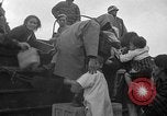 Immagine di Le truppe statunitensi internano i civili a Okinawa Okinawa isole Ryukyu, 1945, secondo 31 filmato di repertorio 65675052676